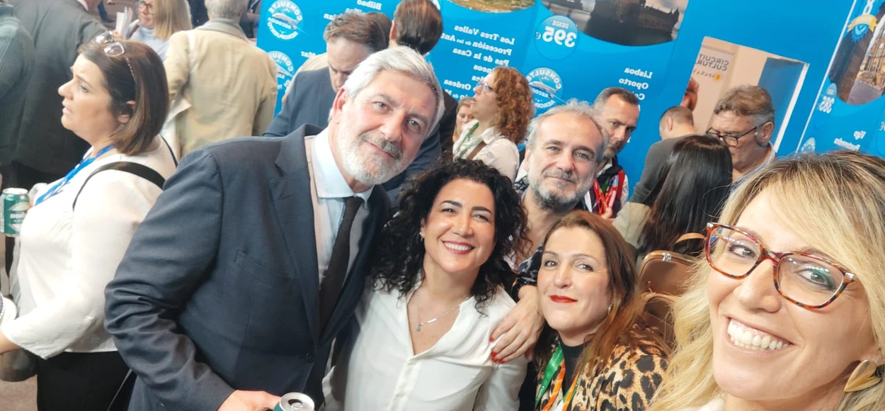 Grupo de personas sonriendo en evento de networking profesional.