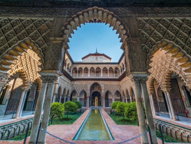 Vista del patio interior de la Alhambra en Granada, España.