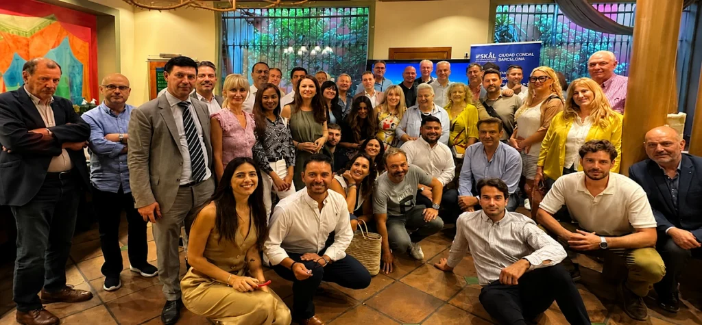 Filo López junto a miembros de Skål en un encuentro profesional