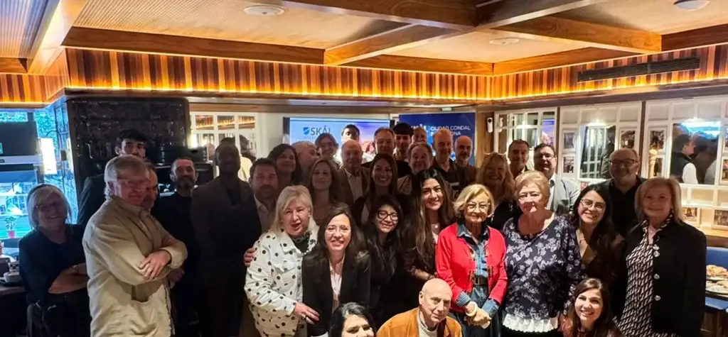 Grupo de personas en evento de SinergiasKal en un ambiente interior.