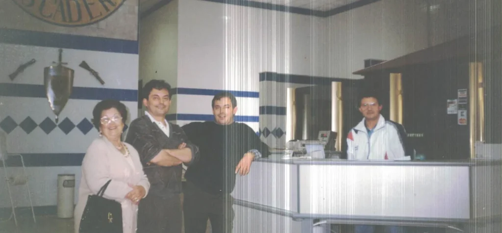 Grupo de personas en cafetería con ambiente acogedor y decoración clásica.