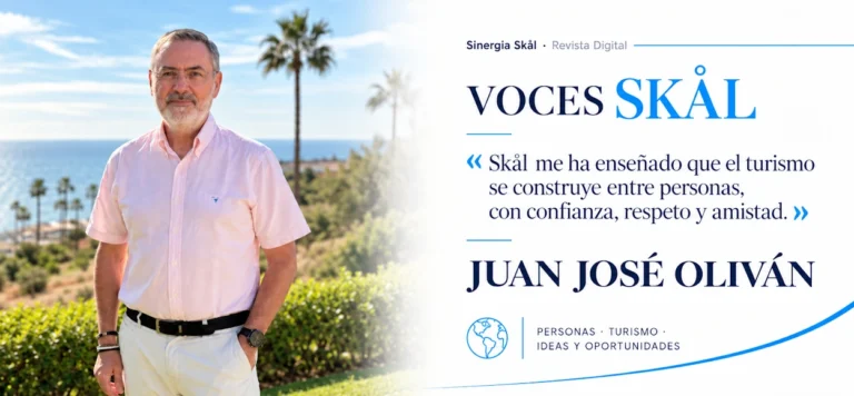 Juan José Oliván en un entorno turístico con palmeras y vista al mar.